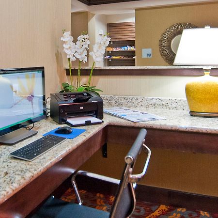 Holiday Inn Express & Suites San Antonio Frost Bank Center By Ihg Exterior foto