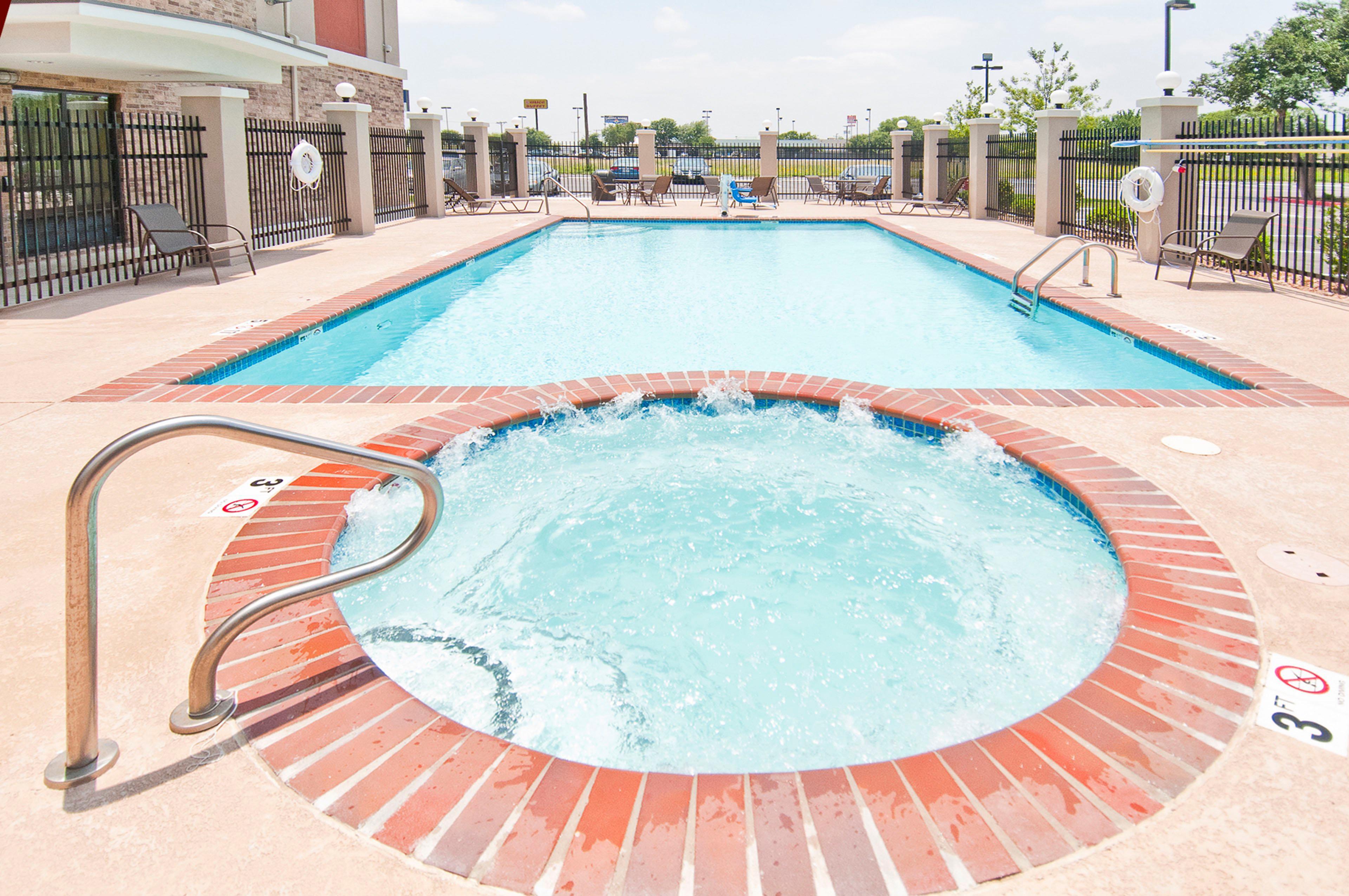 Holiday Inn Express & Suites San Antonio Frost Bank Center By Ihg Exterior foto