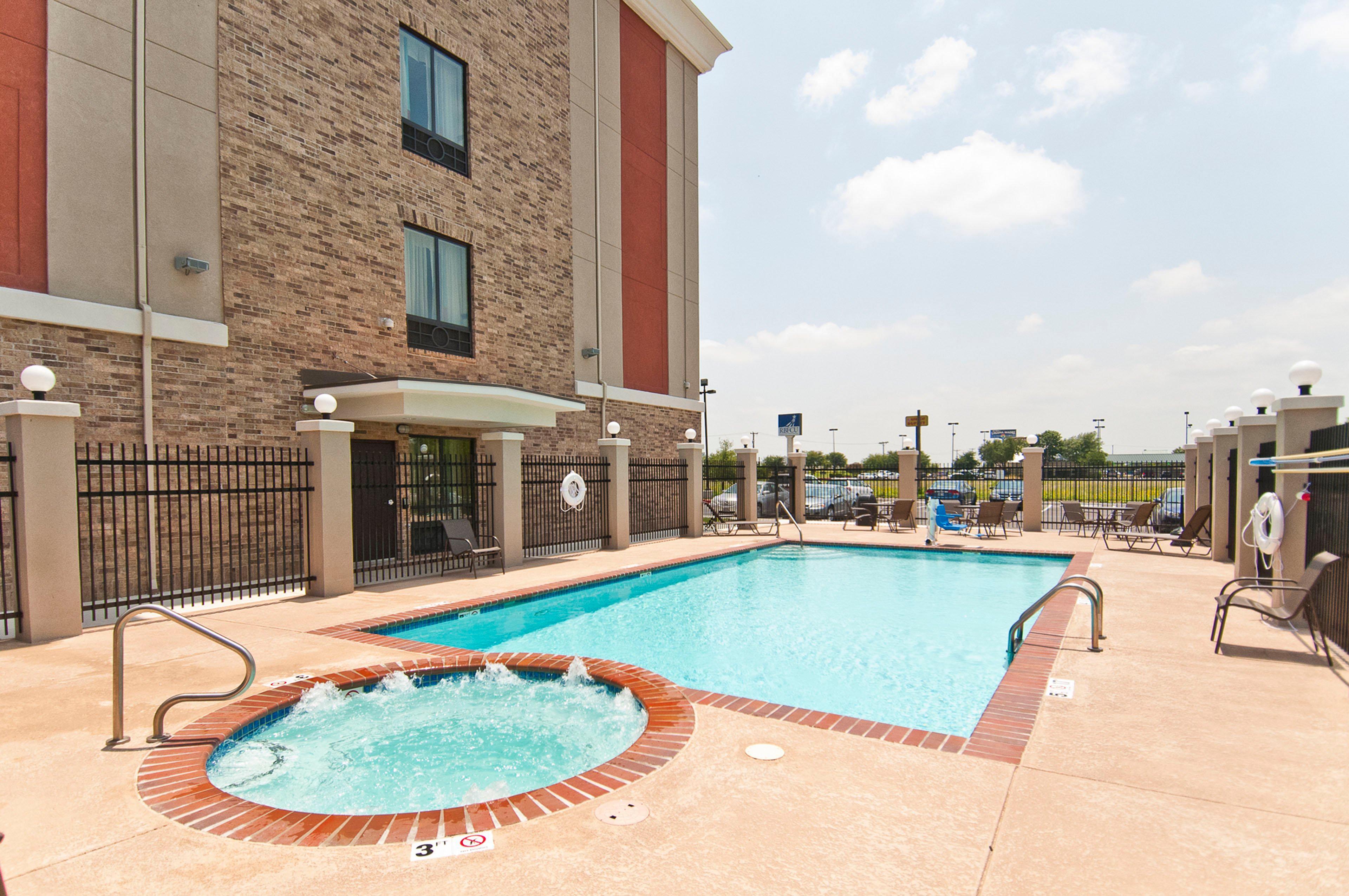 Holiday Inn Express & Suites San Antonio Frost Bank Center By Ihg Exterior foto
