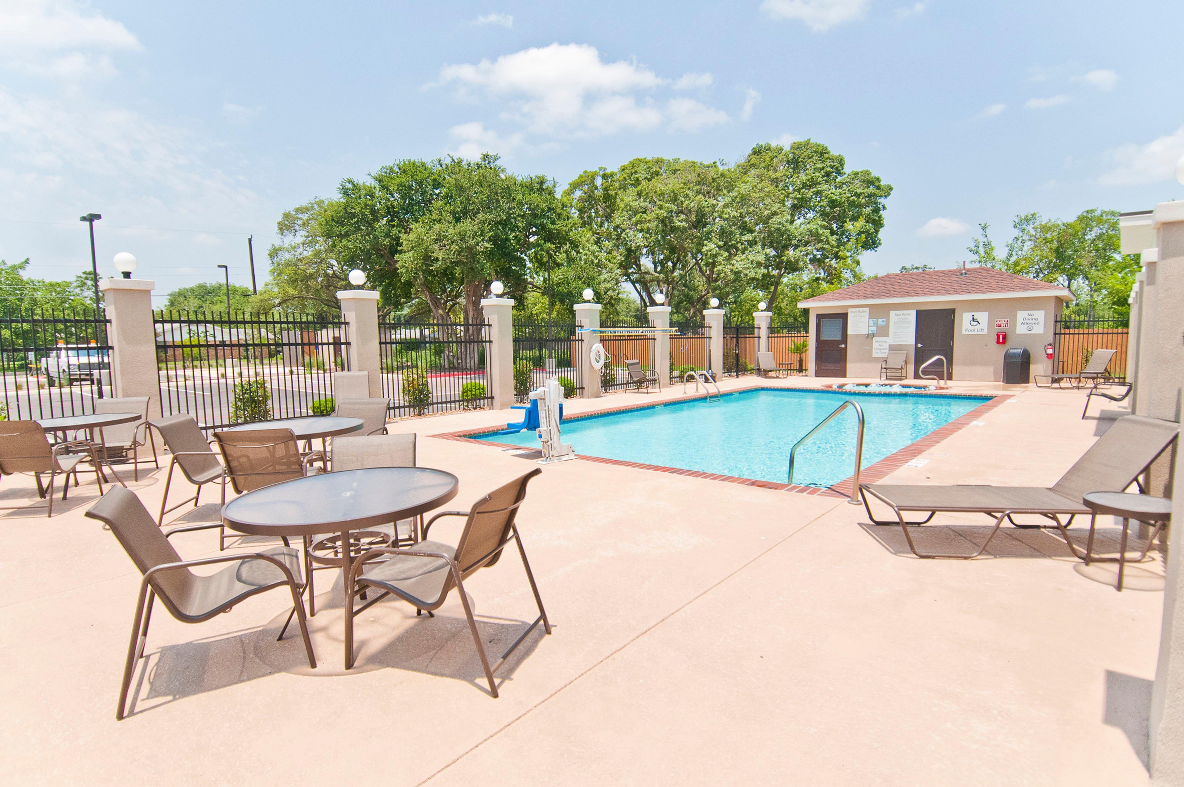 Holiday Inn Express & Suites San Antonio Frost Bank Center By Ihg Exterior foto
