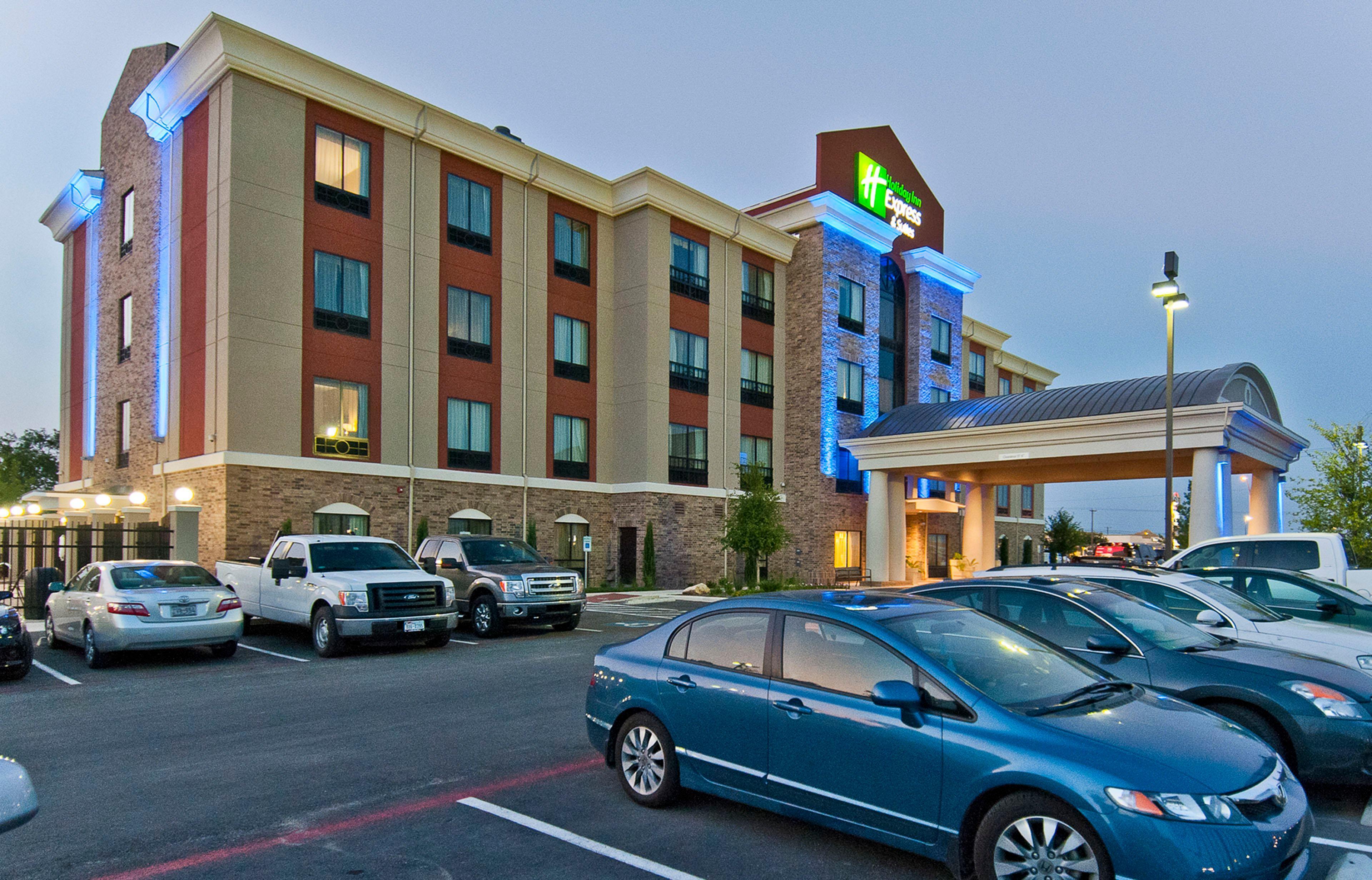 Holiday Inn Express & Suites San Antonio Frost Bank Center By Ihg Exterior foto